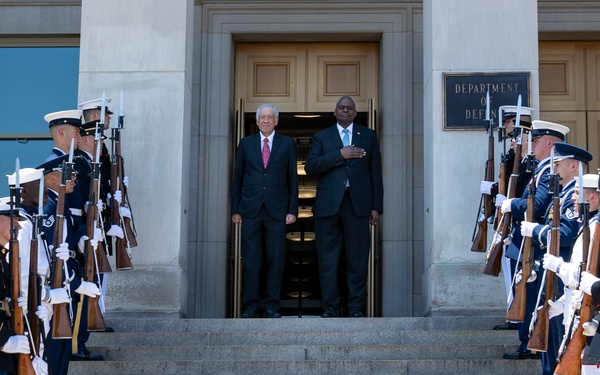 SD Hosts Singapore MoD