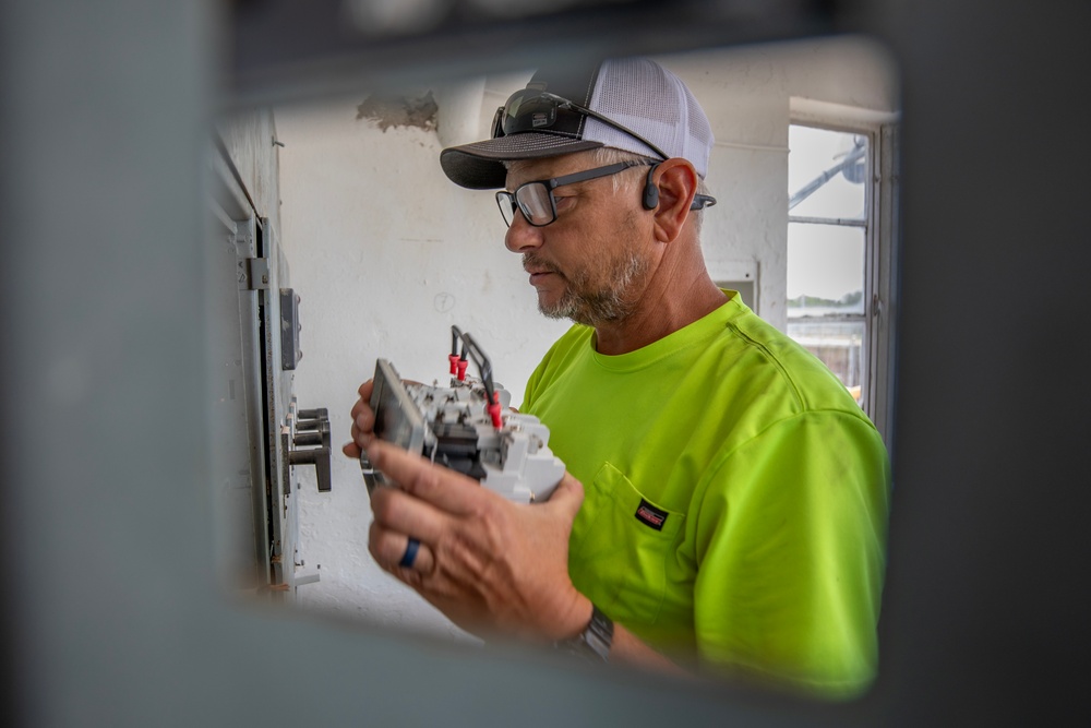 Vicksburg District Electricians Perform Repairs at the Galveston District’s Colorado River Locks