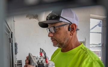 Vicksburg District Electricians Perform Repairs at the Galveston District’s Colorado River Locks