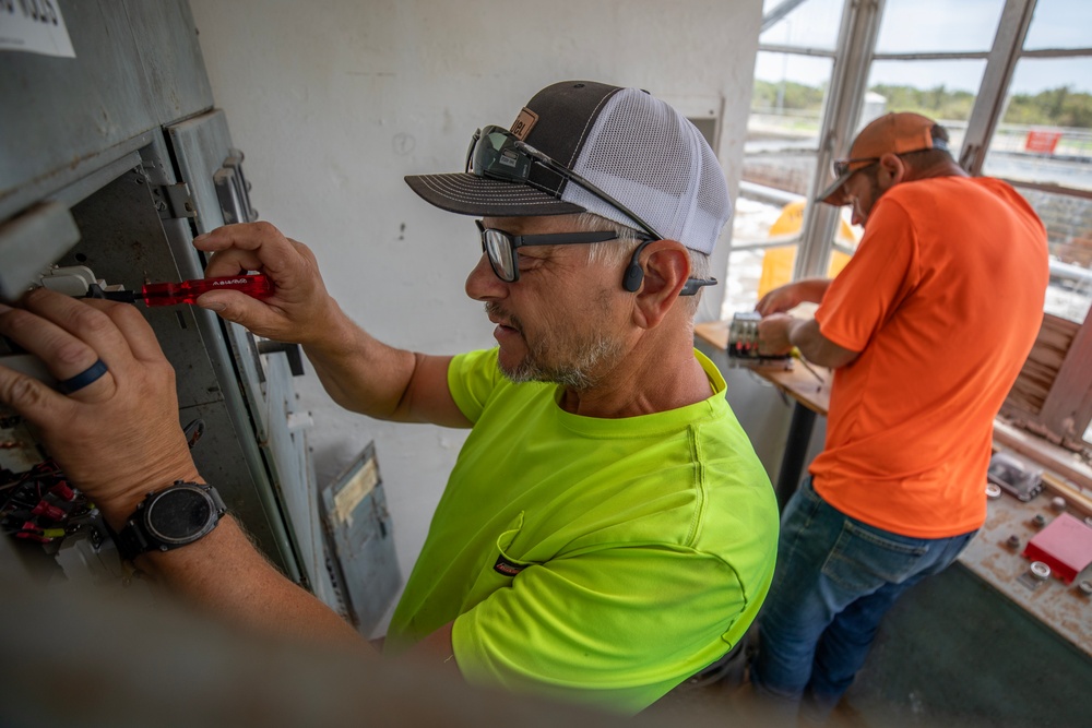 Vicksburg District Electricians Perform Repairs at the Galveston District’s Colorado River Locks