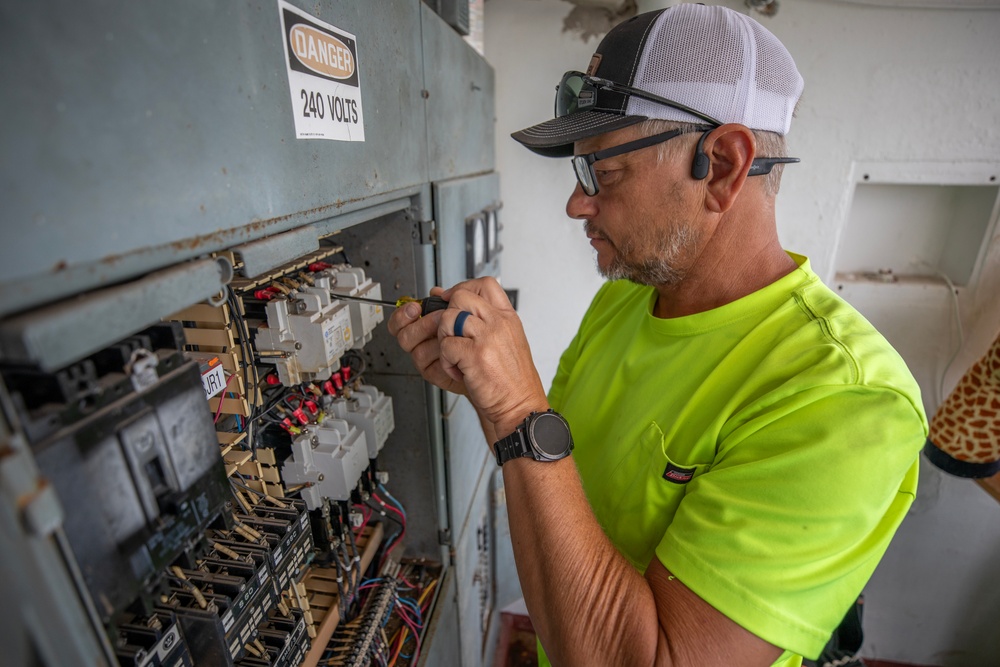 Vicksburg District Electricians Perform Repairs at the Galveston District’s Colorado River Locks