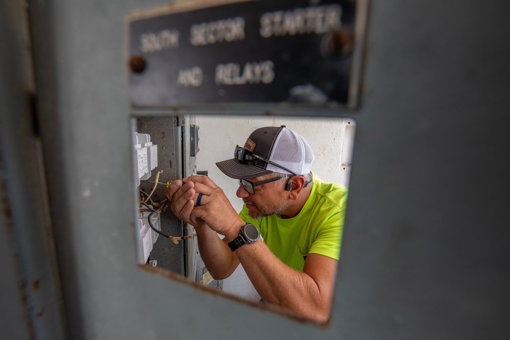 Vicksburg District Electricians Perform Repairs at the Galveston District’s Colorado River Locks