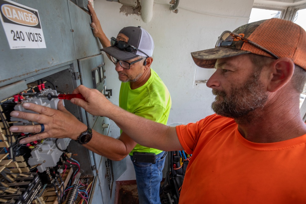 Vicksburg District Electricians Perform Repairs at the Galveston District’s Colorado River Locks