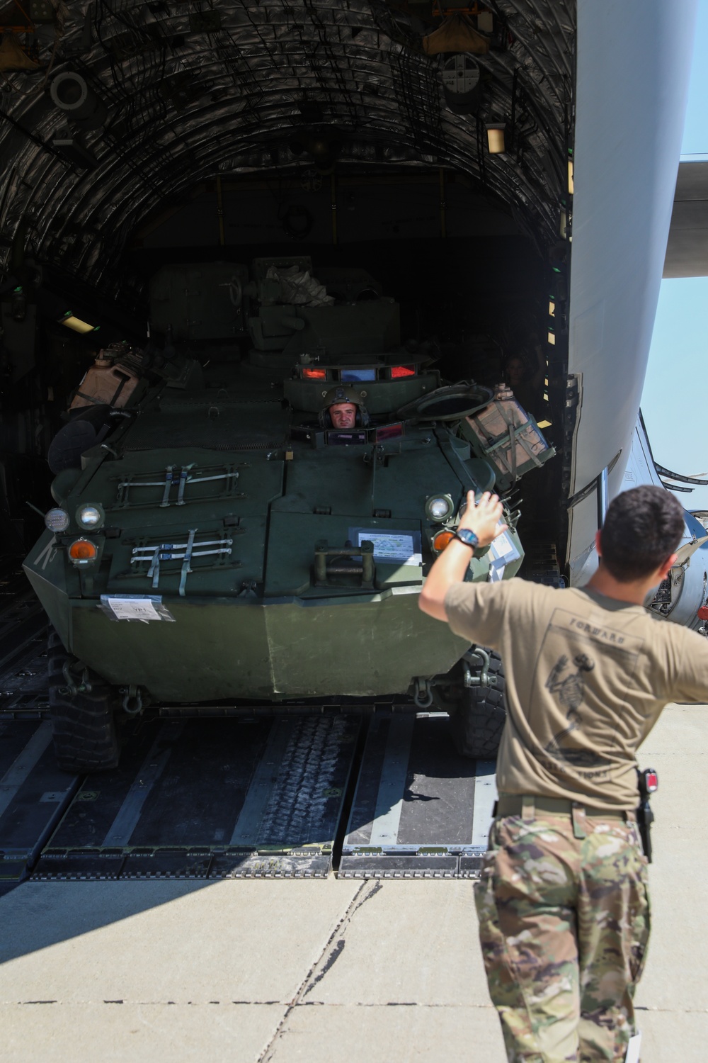 1st LAR Marines load aircraft in preparation for REDEX