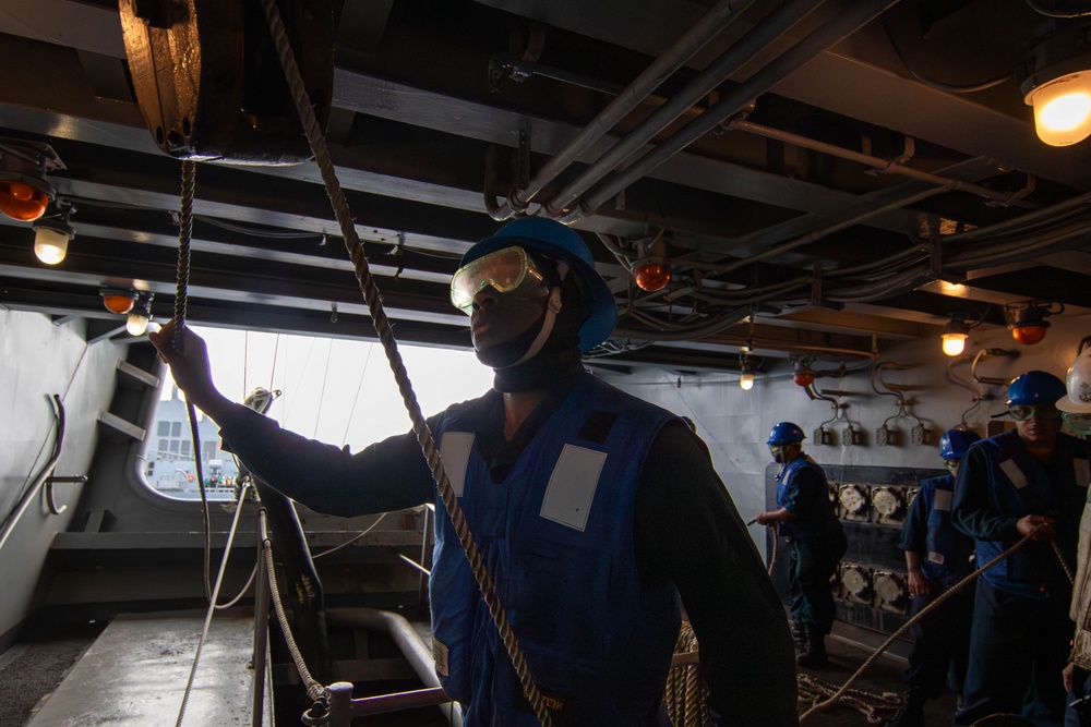 Abraham Lincoln conducts a fueling-at-sea with USS O'Kane
