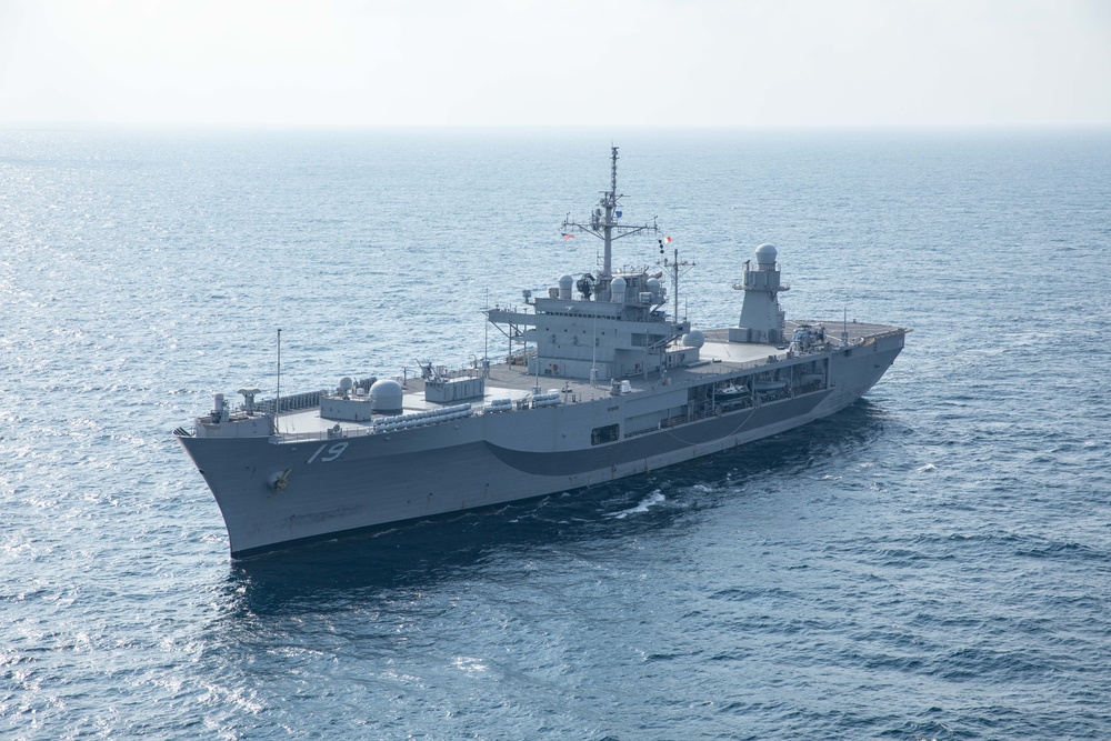 U.S. 7th Fleet flagship USS Blue Ridge (LCC 19) transits the Gulf of Thailand