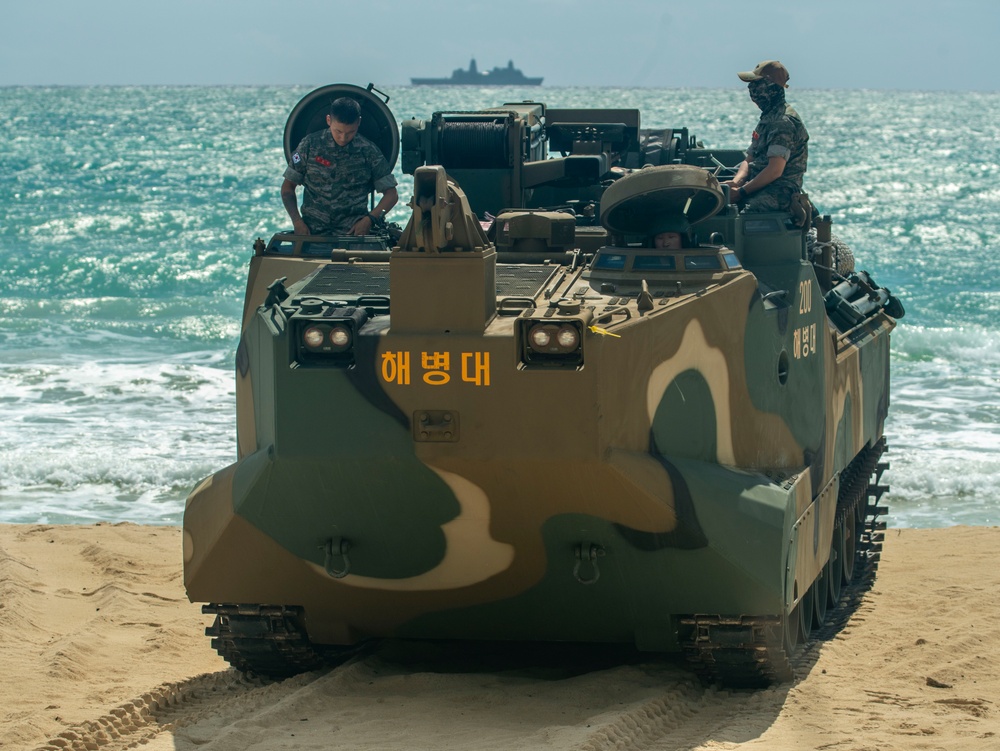 Mexico, ROK marines conduct functions checks on AAVs during RIMPAC 2024