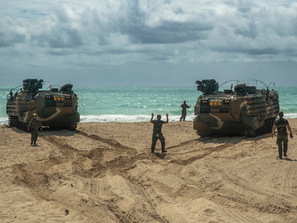 Mexico, ROK marines conduct functions checks on AAVs during RIMPAC 2024