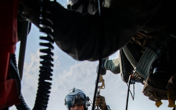 HSC – 12 Sailors conducts SAR Hoist Training Operations Aboard USS Blue Ridge (LCC 19)