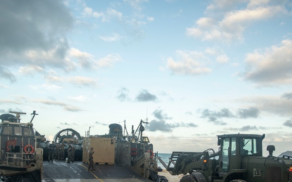 15th MEU offloads LCACs at MCTAB during RIMPAC 2024