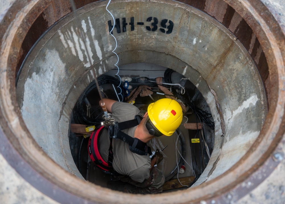 475th EABS maintains confined space communication