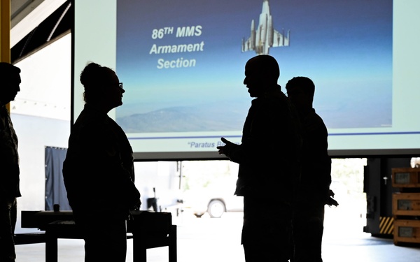 86 AW Commander learns 86 LRG mission through immersion tour