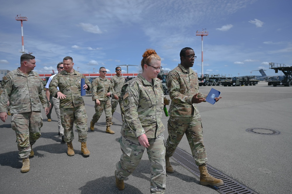 86 AW Commander learns 86 LRG mission through immersion tour