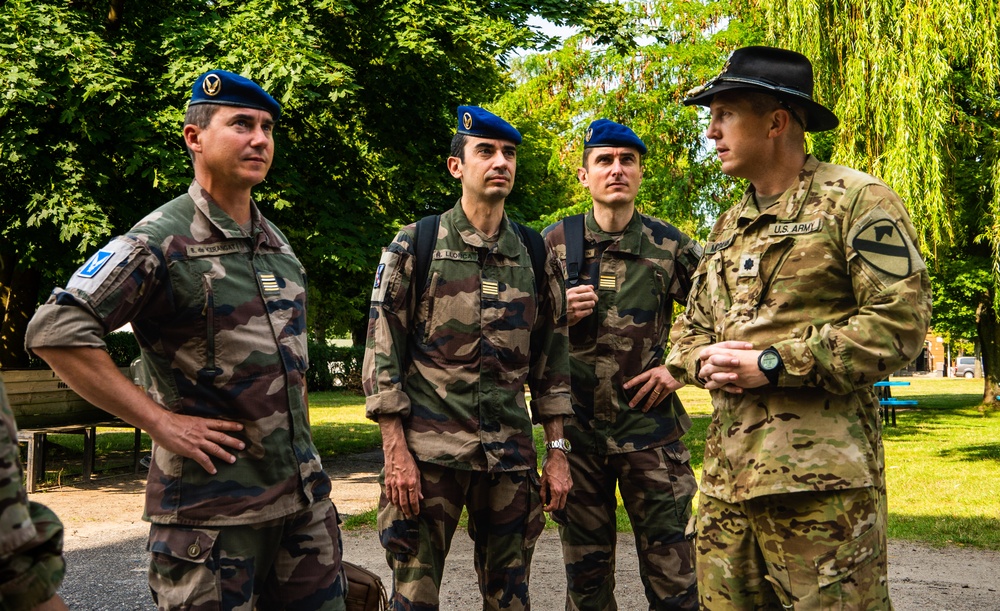 French Soldiers Meet with 1st Air Cavalry Brigade