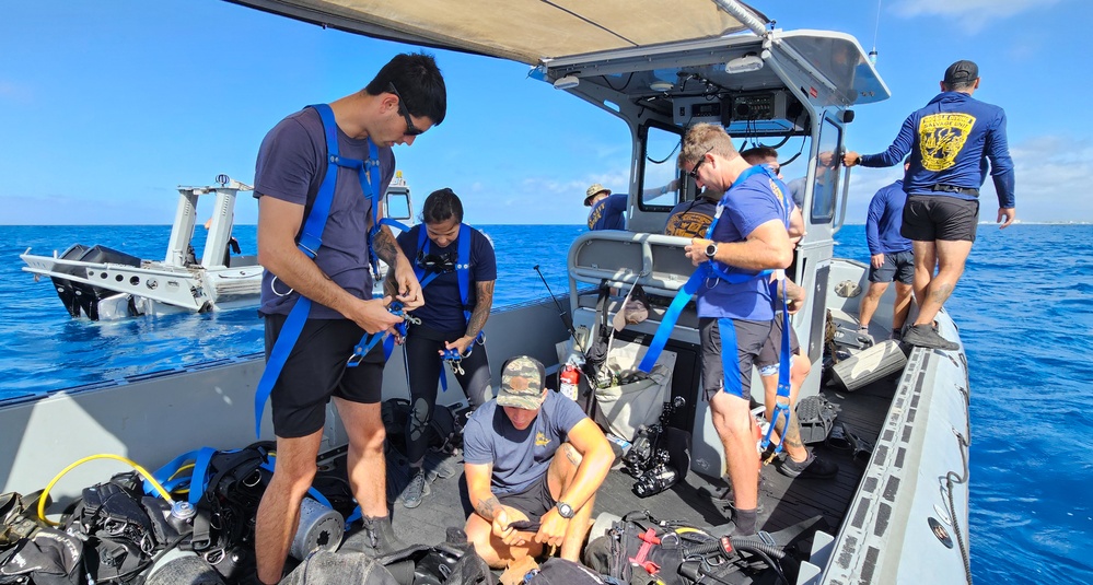 Dive familiarization with US, Canadian Navy Divers at RIMPAC 2024