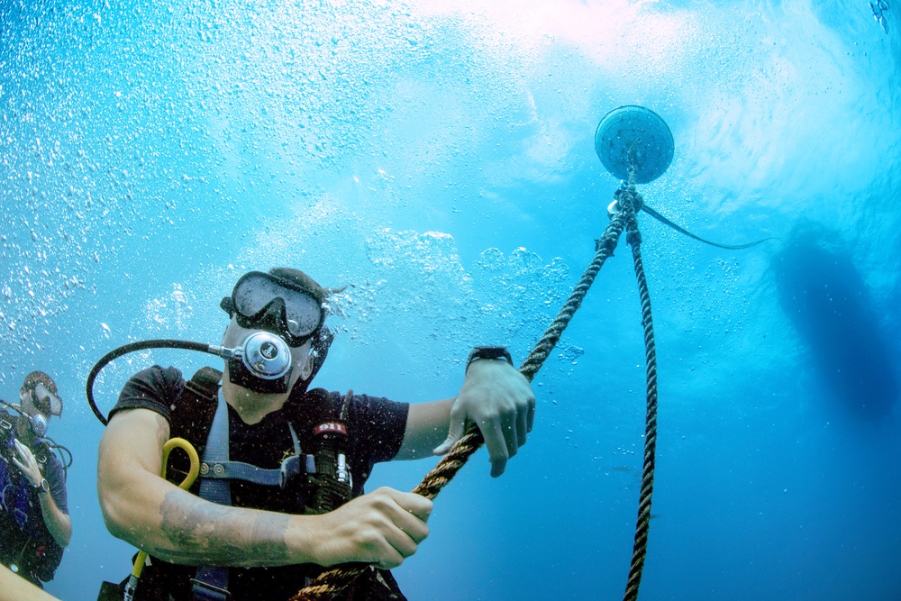 Dive familiarization with US, Canadian Navy Divers at RIMPAC 2024