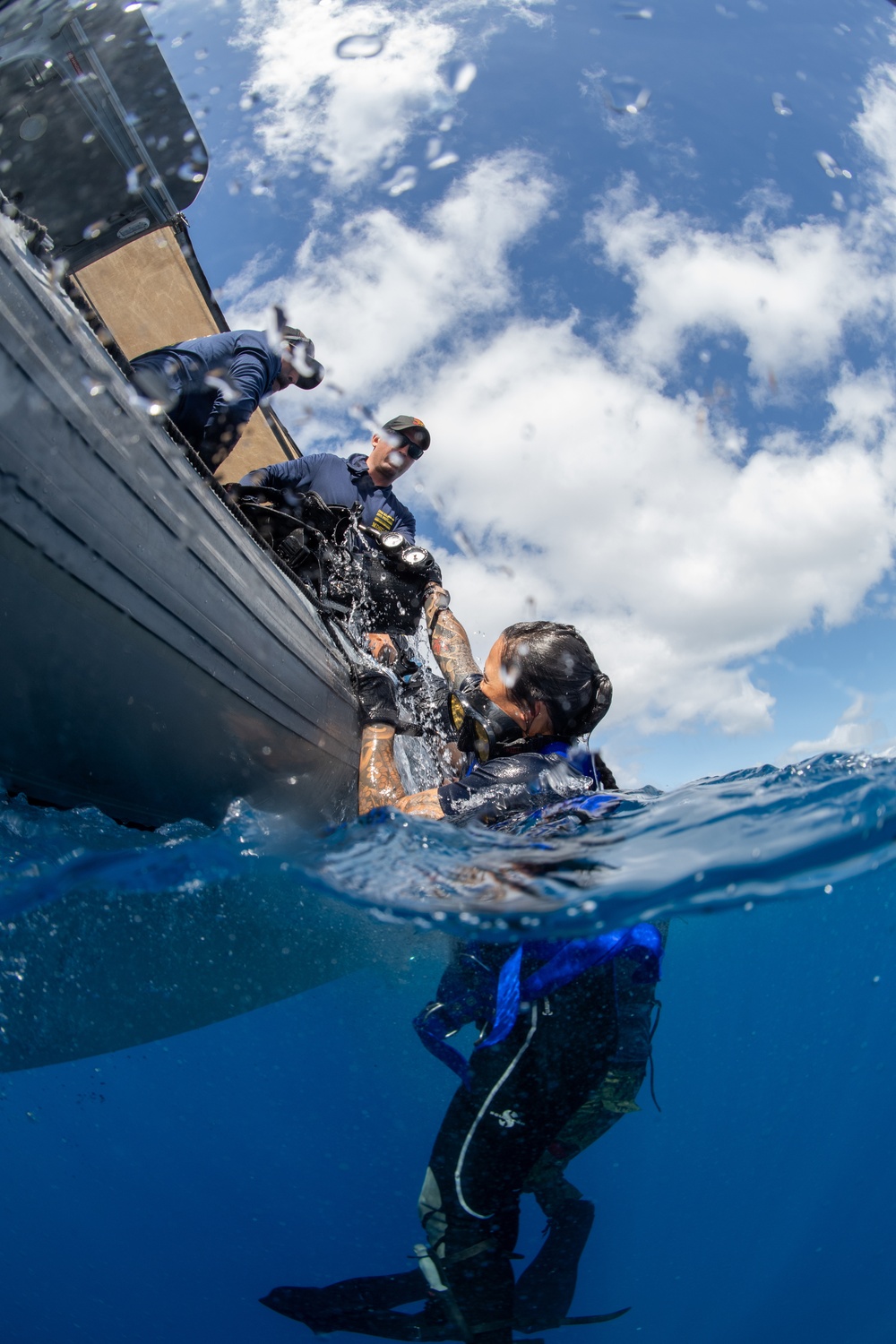 Dive familiarization with US, Canadian Navy Divers at RIMPAC 2024