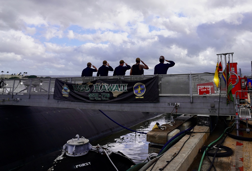 DVIDS - Images - USS Hawaii Sailors Render Honors [Image 1 of 2]