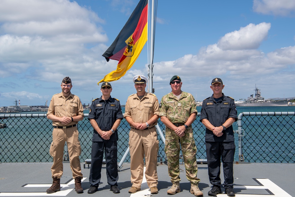 New Zealand Navy Maritime Component Commander visits FGS Frankfurt Am Main (A 1412)