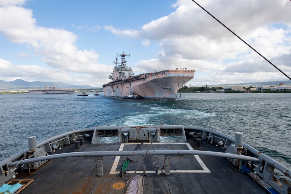 USNS Grasp tows USS Tarawa out to sea for SINKEX