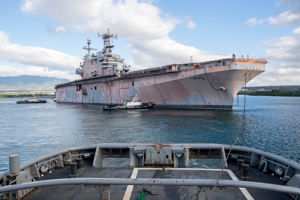 USNS Grasp tows Tarawa out to sea for SINKEX