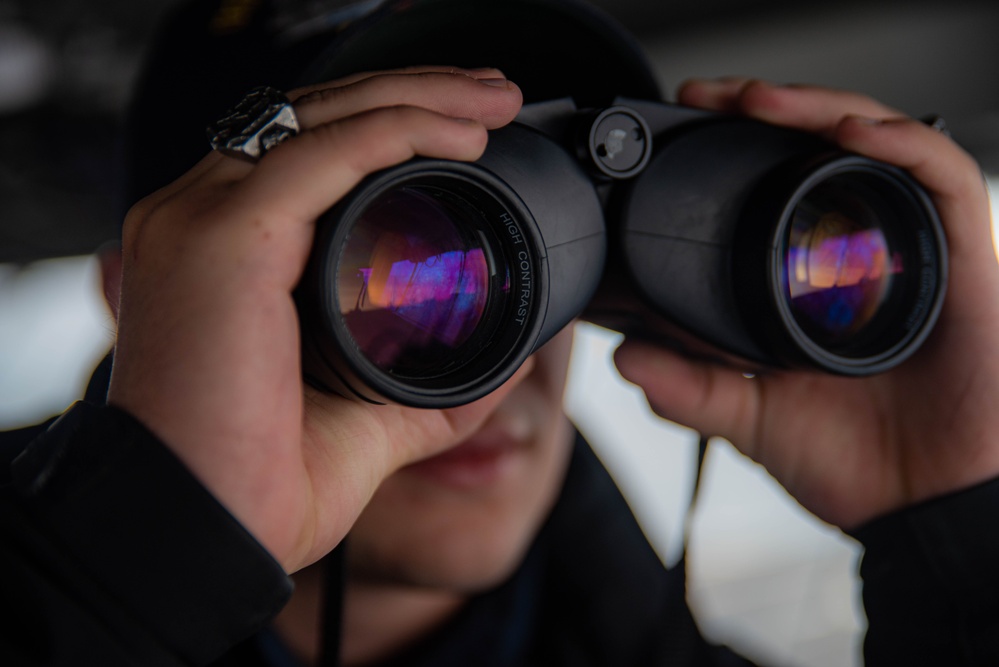 USS Ronald Reagan (CVN 76) Sailors stand watch in the pilot house