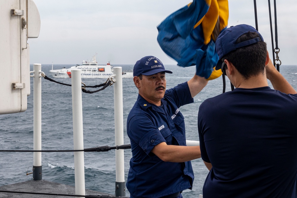 USCGC Waesche, Vietnam Coast Guard conduct CUES exercise