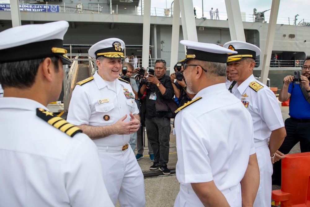 DVIDS – 新闻 – 美国海军“蓝岭”号驱逐舰抵达马来西亚巴生港