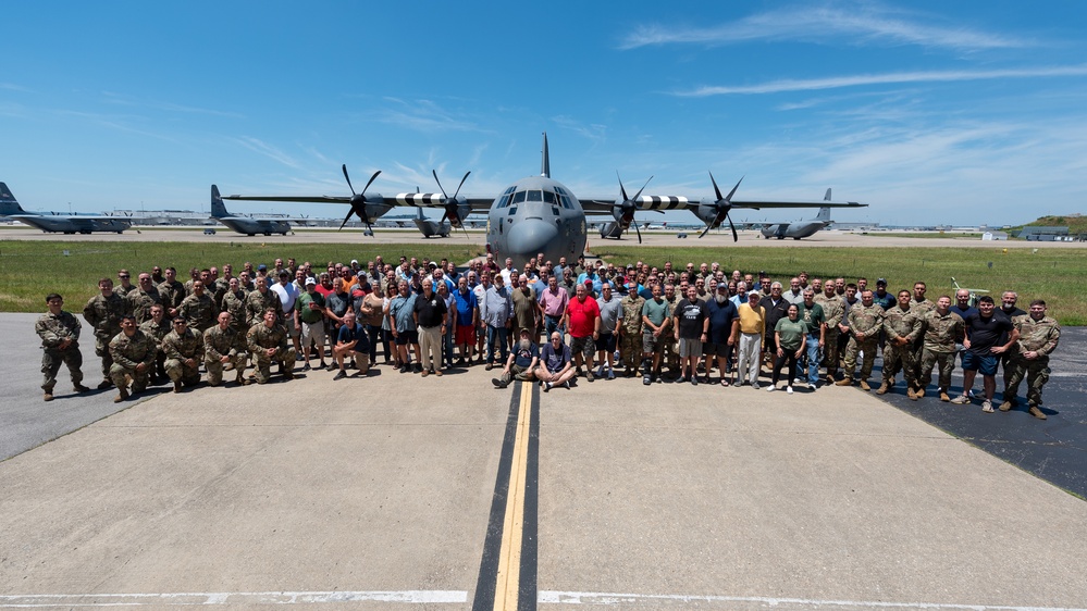 Kentucky Air Guard hosts retirees for a homecoming