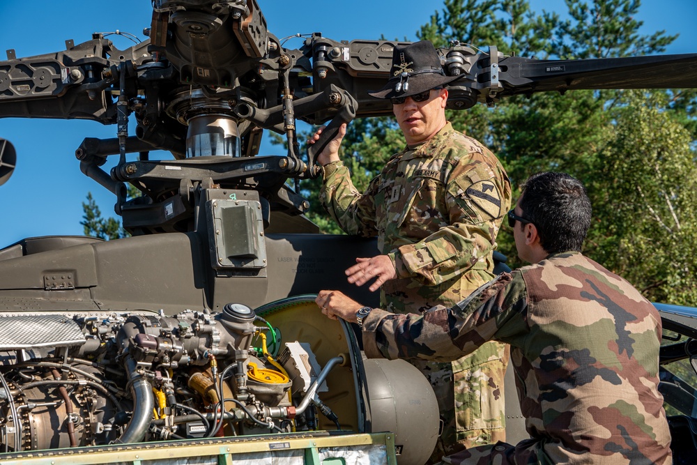 French Soldiers Meet with 1st Air Cavalry Brigade
