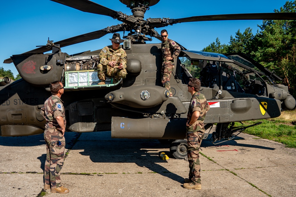 French Soldiers Meet with 1st Air Cavalry Brigade