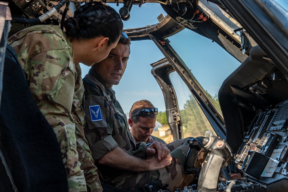 French Soldiers Meet with 1st Air Cavalry Brigade