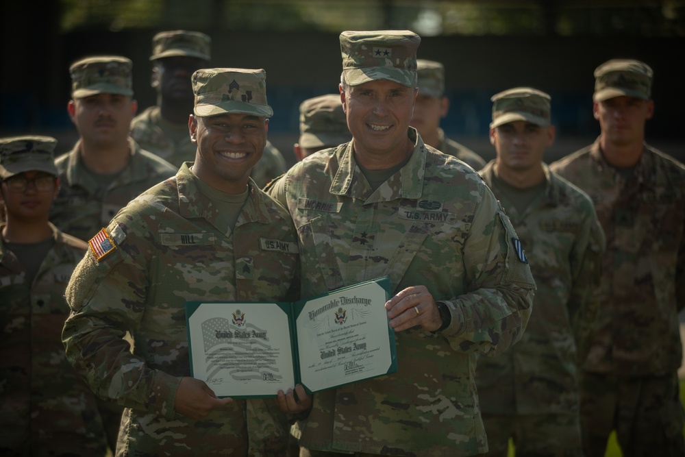 3rd Infantry Division commander conducts reenlistment ceremony