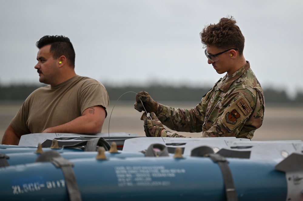 60th FS conducts weapons load at Eglin AFB