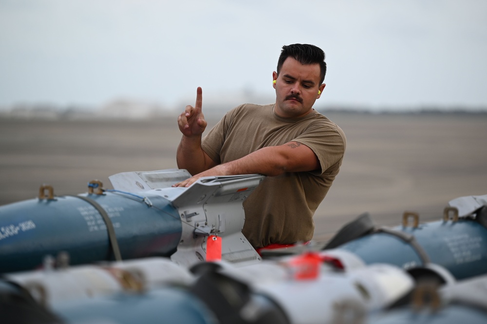 60th FS conducts weapons load at Eglin AFB