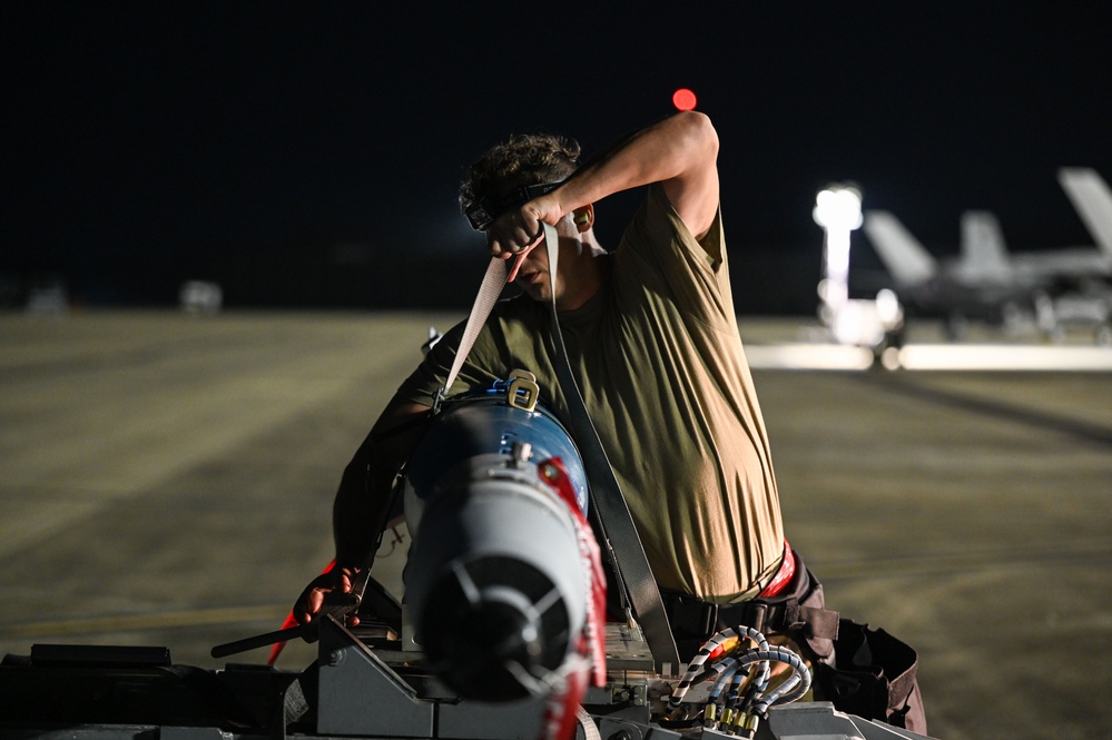 60th FS conducts weapons load at Eglin AFB