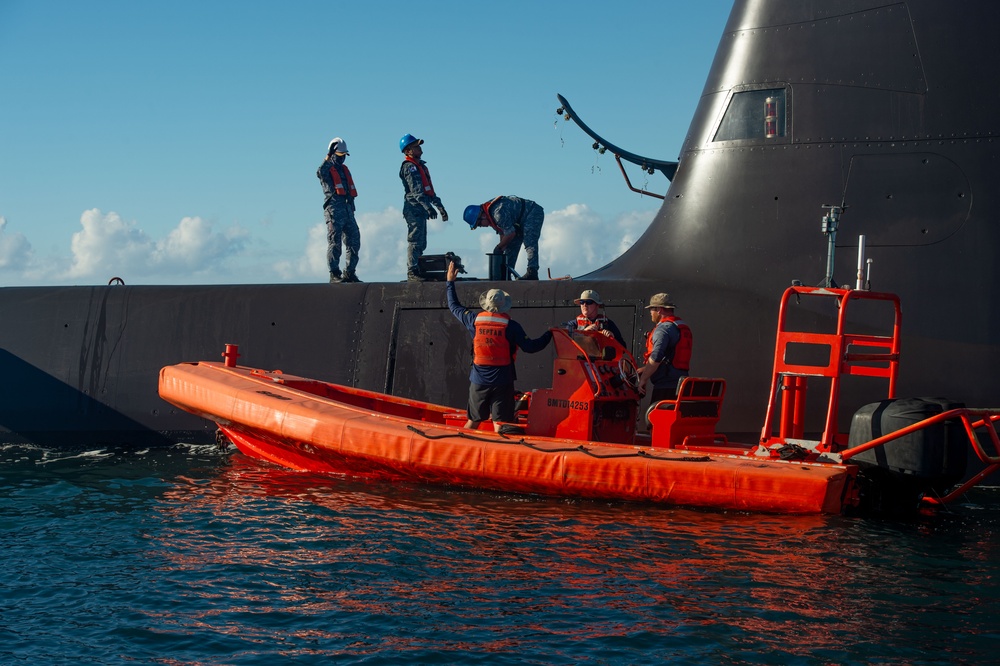 Pacific Missile Range Facility transfers personnel to ROKN Submarine Lee Beom-Seok