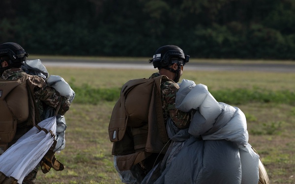 NSW jumps with partner forces during RIMPAC 2024