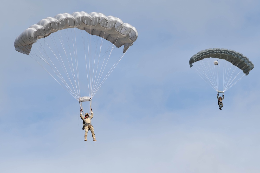 U.S., partner special forces free fall during RIMPAC 2024