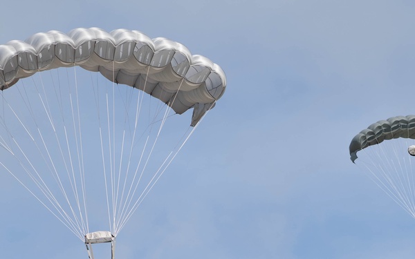 U.S., partner special forces free fall during RIMPAC 2024
