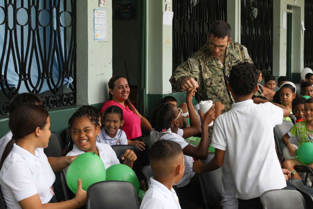 U.S. Fleet Forces Band “Uncharted Waters,” performs at Escuela General Tomás Guardia