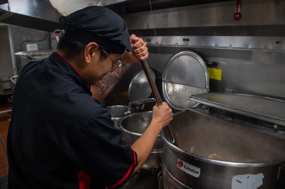 USS Ronald Reagan (CVN 76) Sailor prepares food