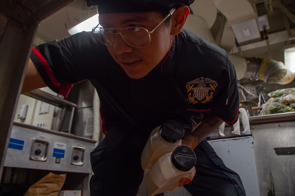 USS Ronald Reagan (CVN 76) Sailor prepares food