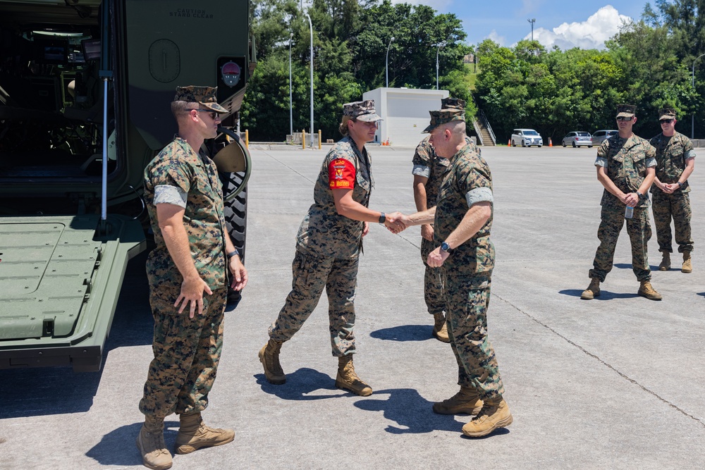 III MEF Deputy Commanding General visits Amphibious Combat Vehicles on Camp Schwab