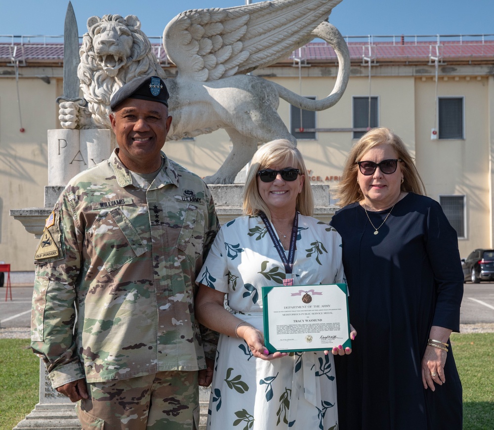 U.S. Army Maj. Gen. Todd R. Wasmund and wife Tracy Wasmund receive awards