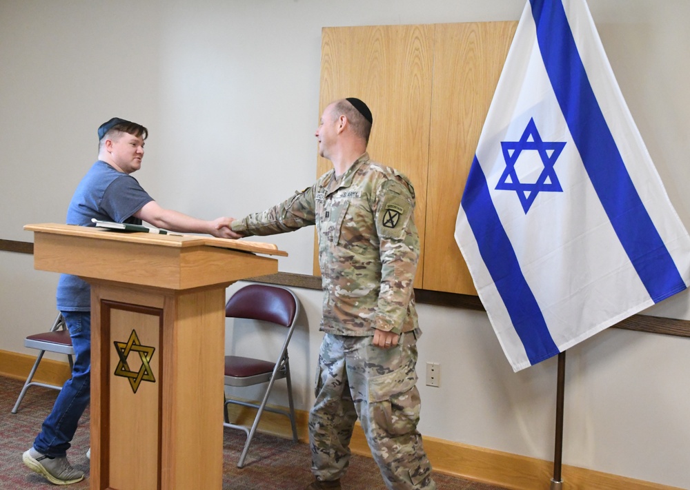 Fort Drum celebrates new Jewish sanctuary with mezuzah dedication