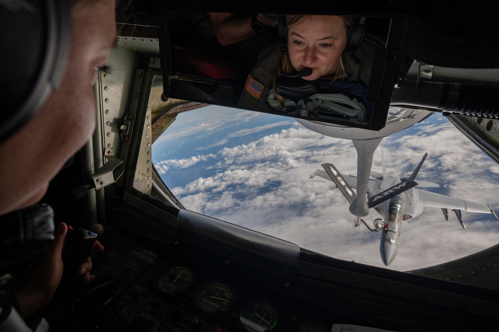 U.S. Air Force refuels U.S. Navy during RIMPAC 2024