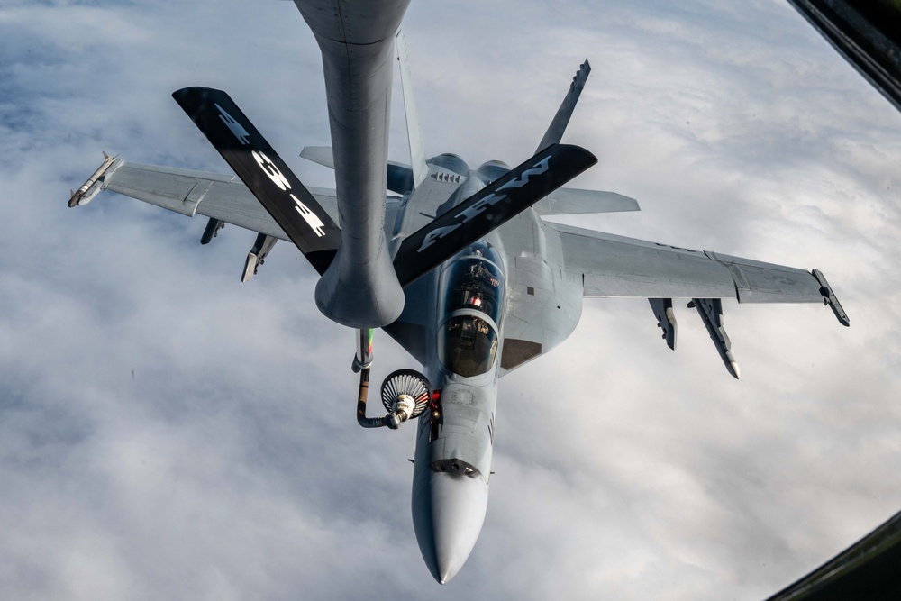 F18s refueled during RIMPAC 2024