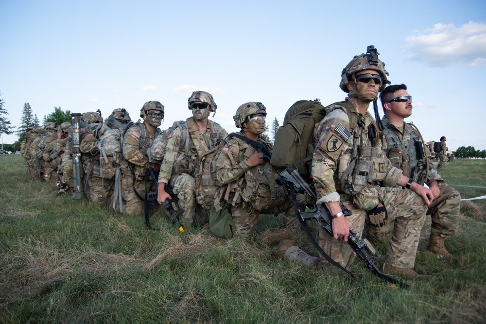 Iowa Soldiers wait for Black Hawk during air assault exercise