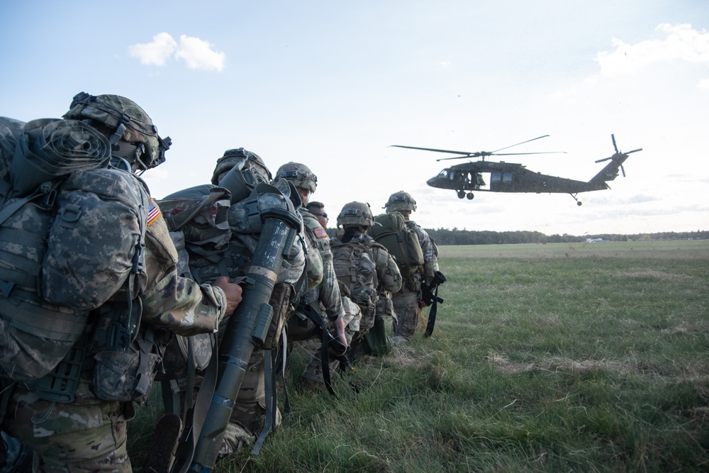 Iowa Soldiers wait for Black Hawk during air assault exercise